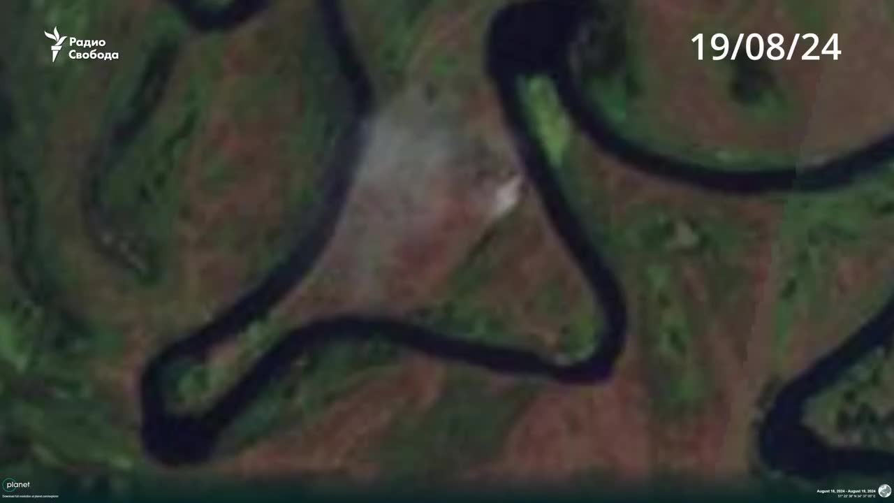 Une image satellite basse résolution prise aujourd'hui, le 19 août, par @planet montre que le pont flottant russe entre Zvannoye et Glushkovo dans l'oblast de Koursk a disparu, avec de la fumée s'élevant à 500 mètres de l'endroit où il se trouvait, sur la rive  russe .