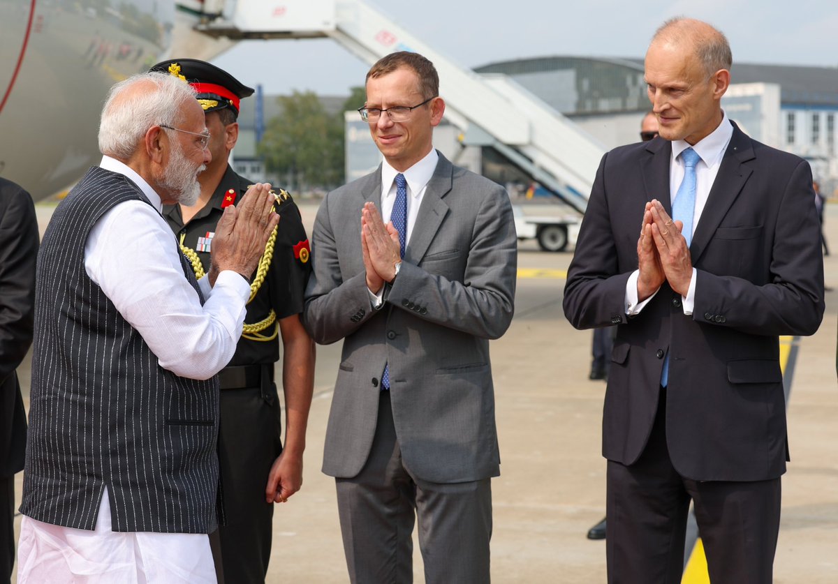 Ministras Pirmininkas Modi atvyksta į Lenkiją, kurį tarp kitų aukščiausių pareigūnų pasveikino @PLinIndia CdA @SebastianD_PL