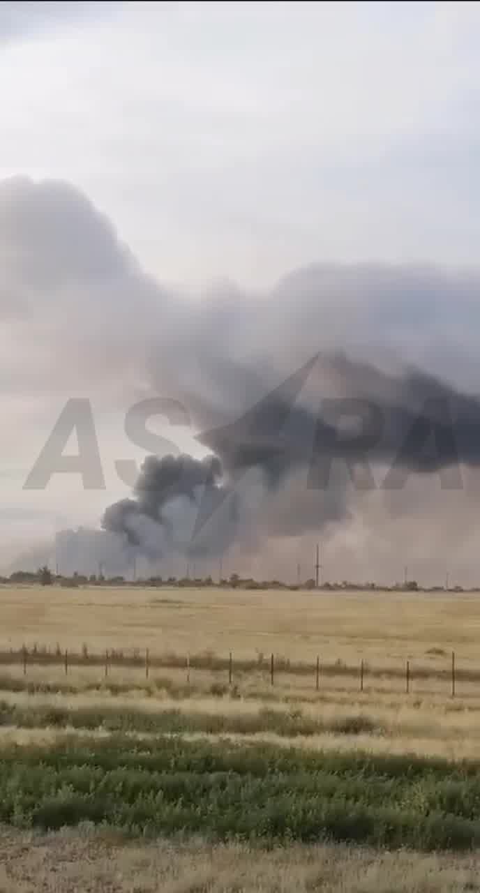 Videoda Volgograd bölgesindeki Oktyabrskoye/Marinovka havaalanında çok sayıda duman sütunu görülüyor