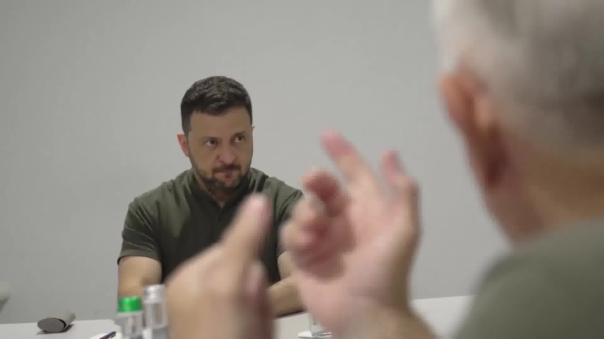 Il presidente Zelensky ha visitato il confine nella regione di Sumy, ha incontrato il comandante in capo Syrsky