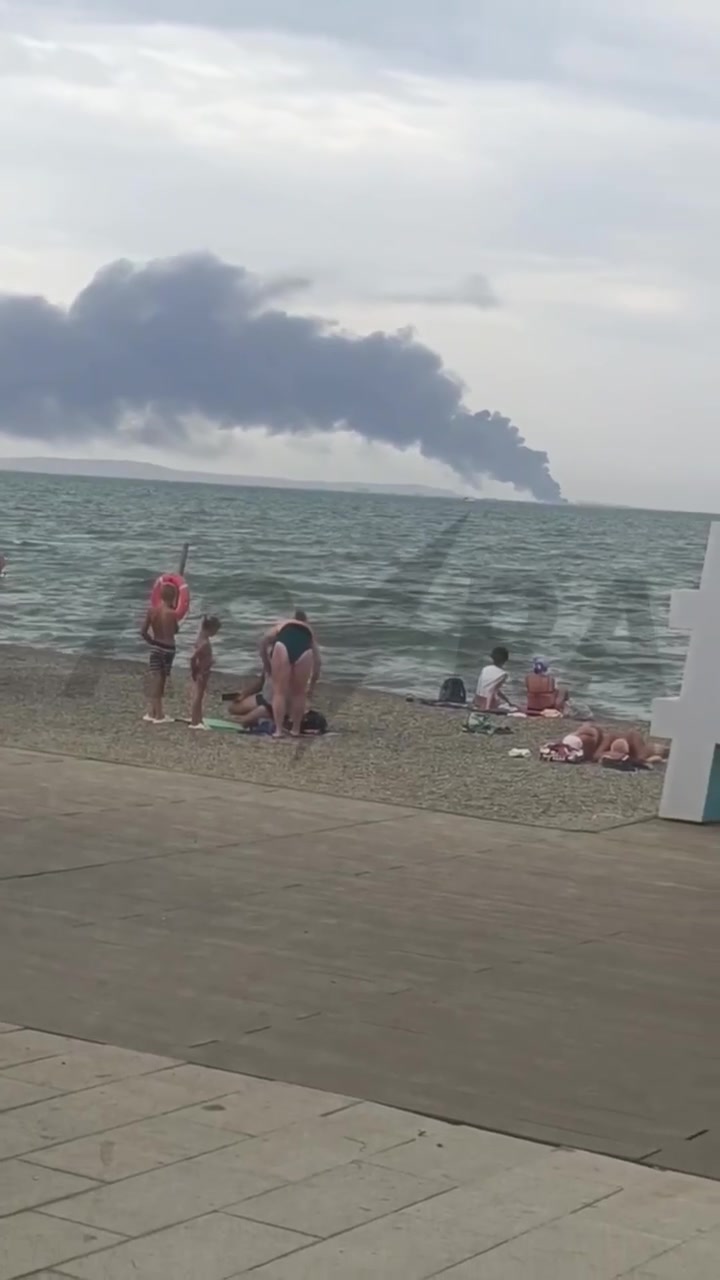 Un ferri carregat de combustible va ser colpejat en un atac de míssils a Port Kavkaz, a la península de Taman