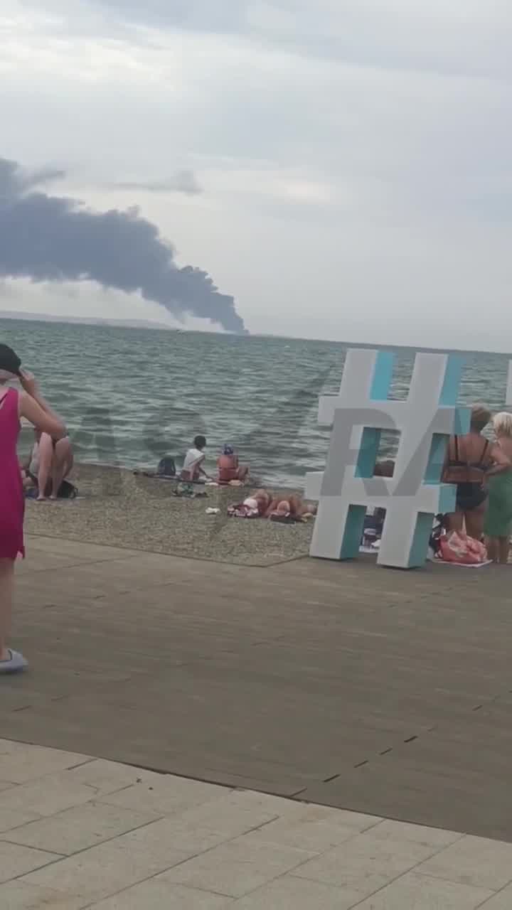 Veerboot geladen met brandstof werd geraakt door een raketaanval in Port Kavkaz, schiereiland Taman