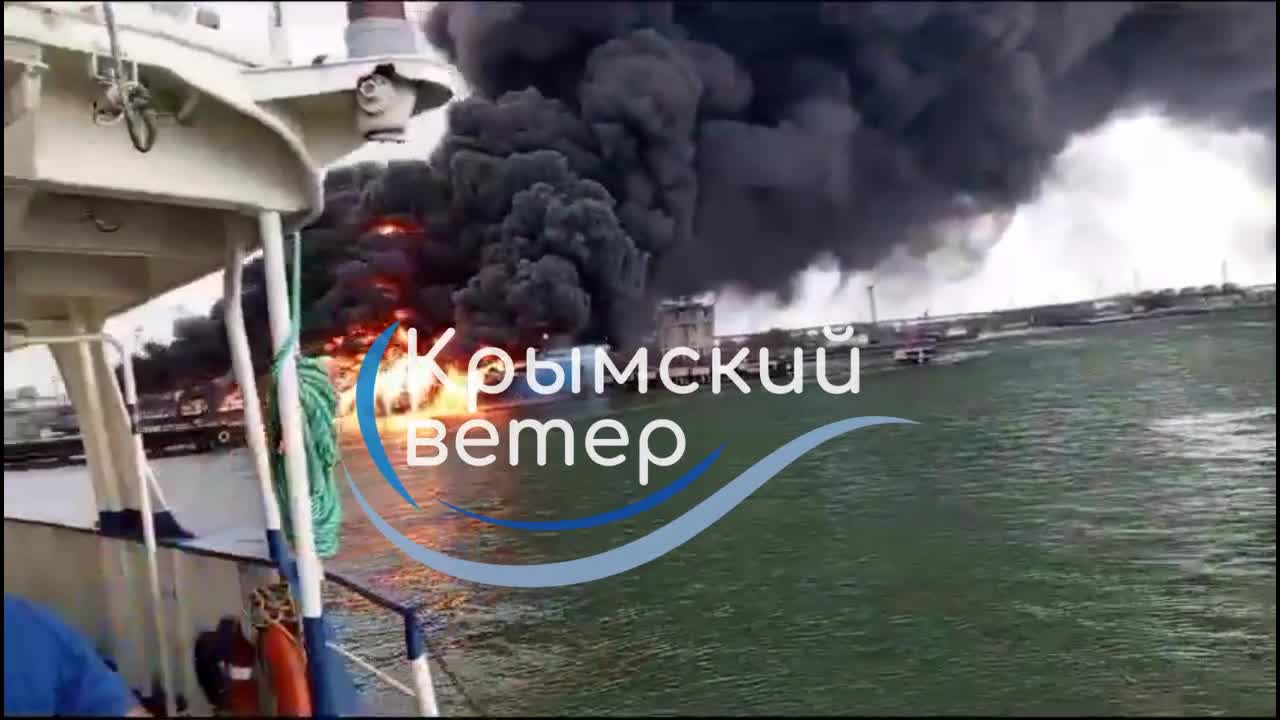 El ferri en flames Conro Trader al port de Kavkaz - vídeo des de la distància propera