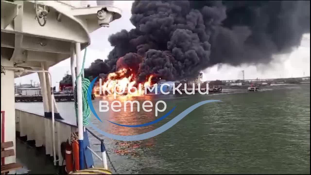 Le ferry Conro Trader en feu dans le port de Kavkaz - vidéo de près