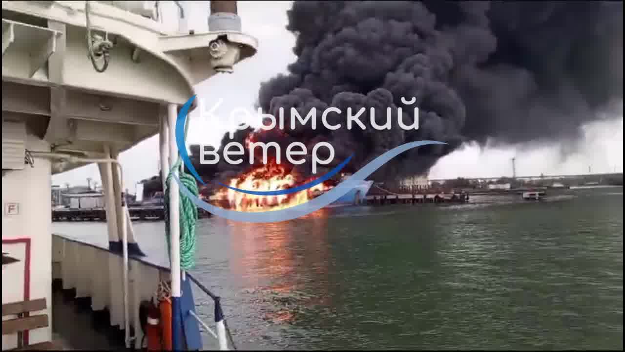 De brandende veerboot Conro Trader in de haven van Kavkaz - video van dichtbij