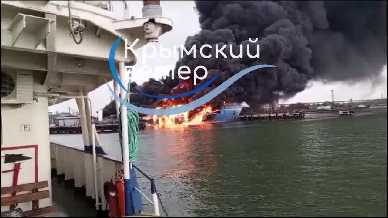 Il traghetto in fiamme Conro Trader nel porto di Kavkaz - video da distanza ravvicinata