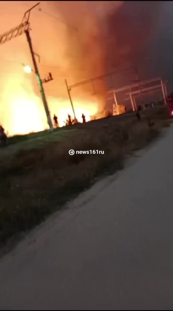 En Proletarsk, el fuego del depósito de petróleo envolvió los juncos cercanos y luego se extendió a los edificios de la ciudad.