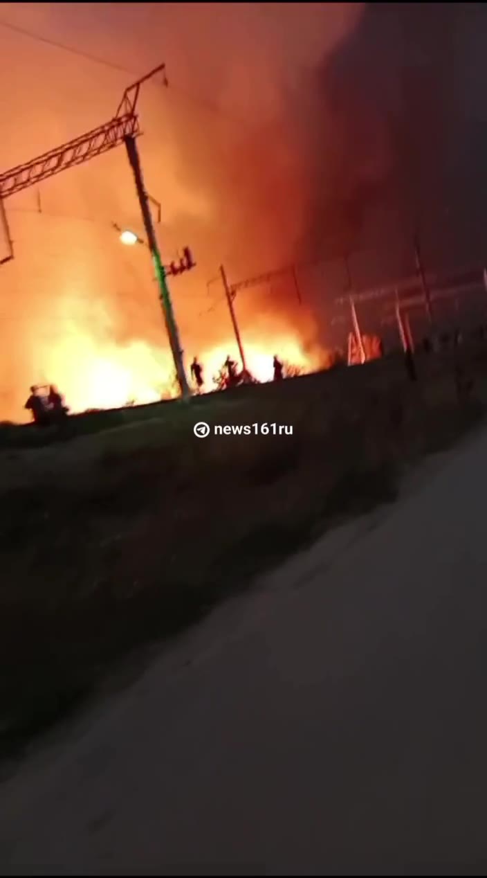 Proletarsk'ta petrol deposundan çıkan yangın yakındaki sazlıkları sardı, ardından şehir binalarına yayıldı