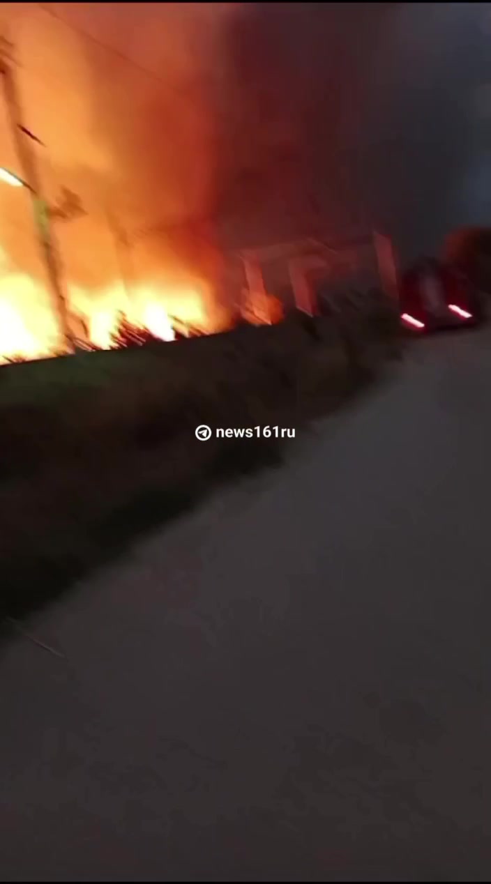 In Proletarsk erfasste das Feuer des Öldepots das Schilf in der Nähe und griff dann auf die Stadtgebäude über