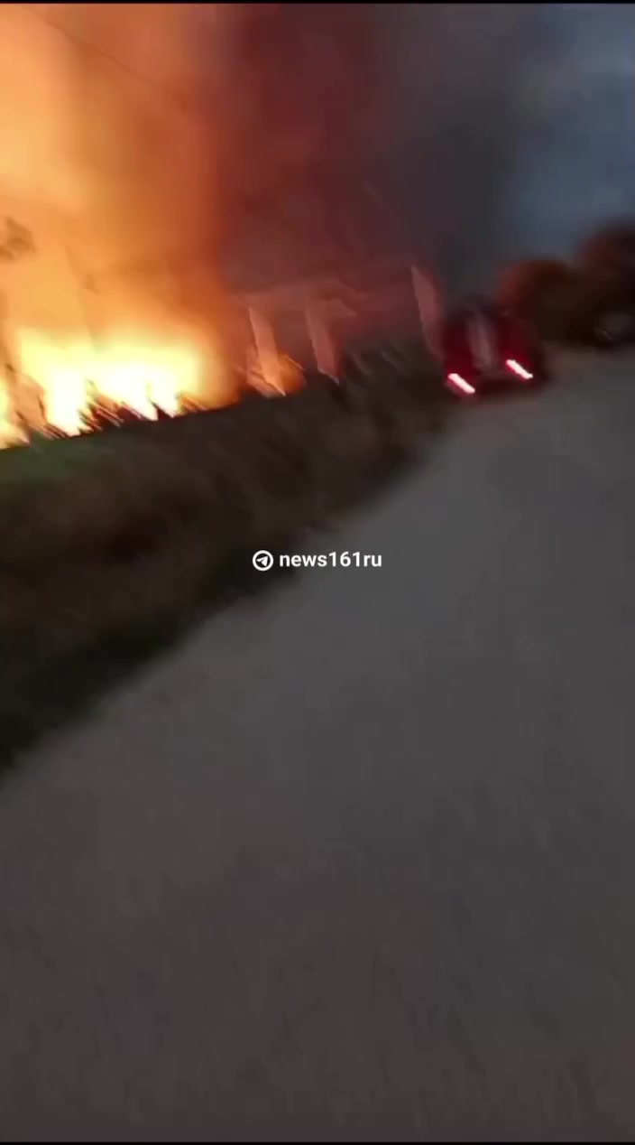 In Proletarsk erfasste das Feuer des Öldepots das Schilf in der Nähe und griff dann auf die Stadtgebäude über