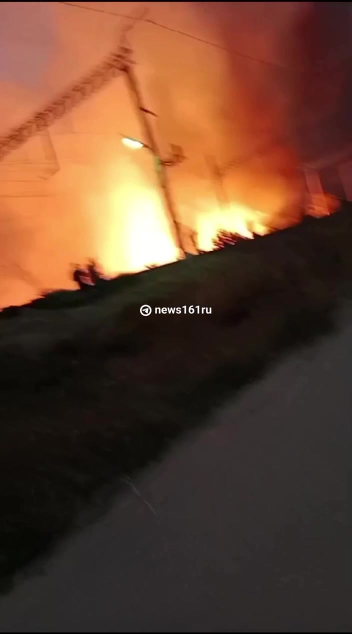 Proletarsk'ta petrol deposundan çıkan yangın yakındaki sazlıkları sardı, ardından şehir binalarına yayıldı