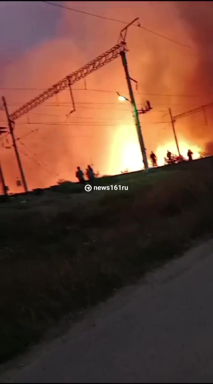 Proletarsk'ta petrol deposundan çıkan yangın yakındaki sazlıkları sardı, ardından şehir binalarına yayıldı