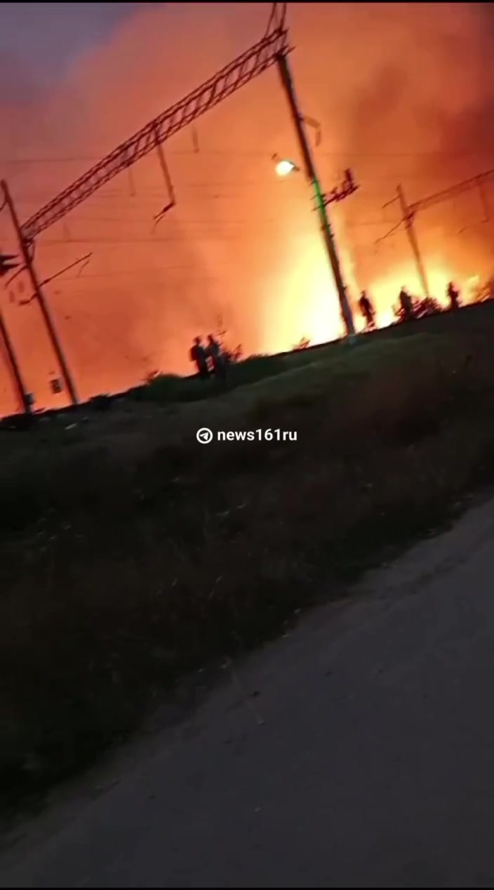 À Prolétarsk, l'incendie du dépôt pétrolier a englouti les roseaux à proximité, puis s'est propagé aux bâtiments de la ville