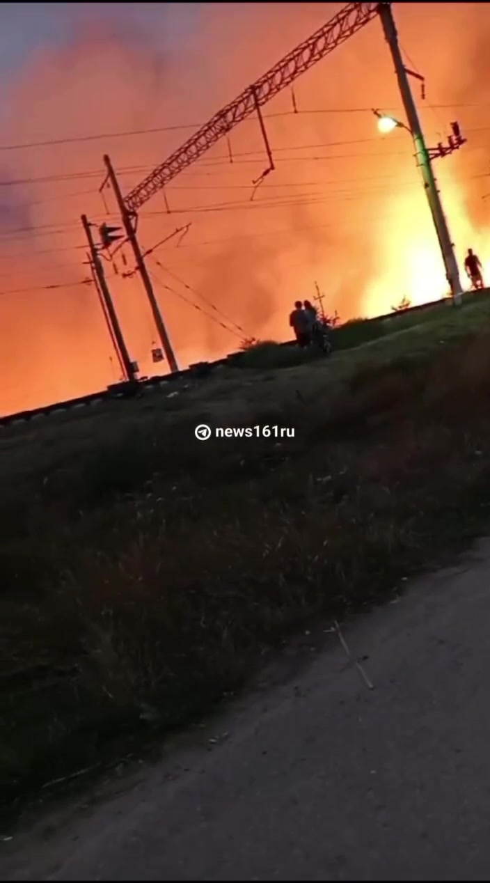 En Proletarsk, el fuego del depósito de petróleo envolvió los juncos cercanos y luego se extendió a los edificios de la ciudad.