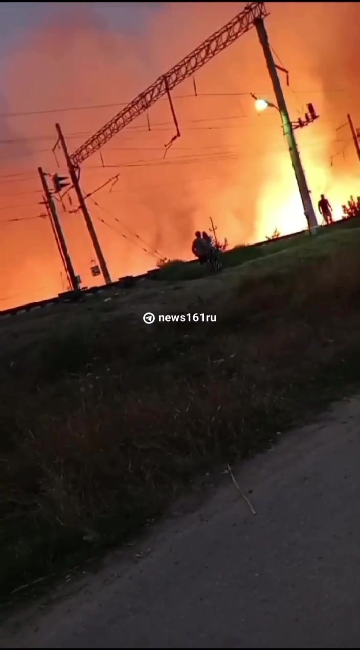 В Пролетарске теперь горит не только нефтебаза, сообщают местные жители. Этим вечером огонь охватил камыш, потом перекинулся на городскую застройку.