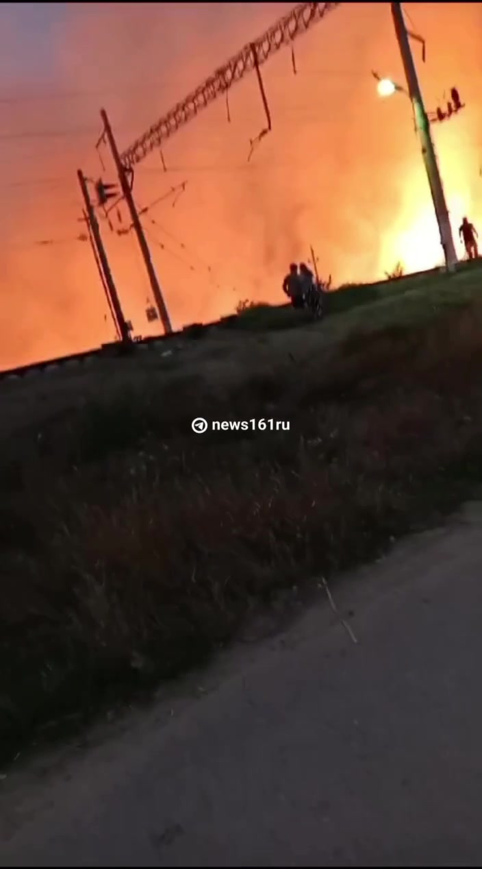 In Proletarsk erfasste das Feuer des Öldepots das Schilf in der Nähe und griff dann auf die Stadtgebäude über