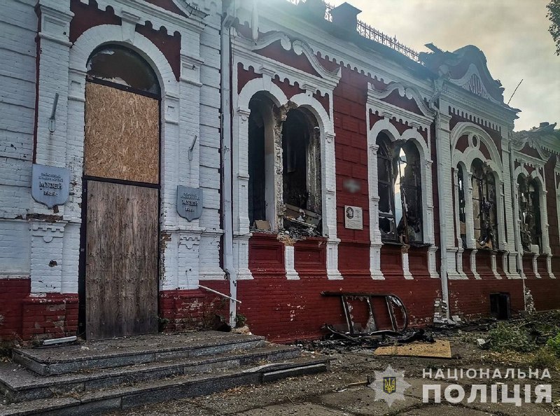 Die russische Armee zerstörte das Museumshaus der Familie von Nestor Machno in Huliaipole. Das Gebäude geriet durch den Aufprall des Projektils in Brand