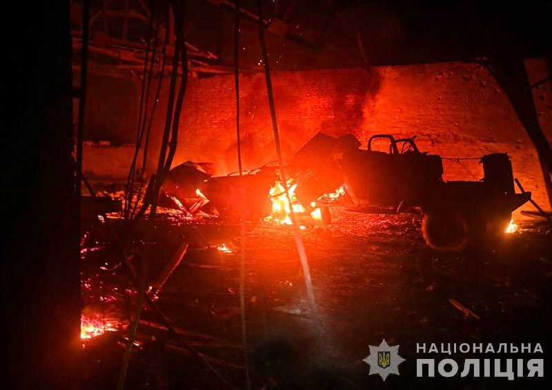 Rusų kariuomenė Huliaipolėje sunaikino Nestoro Makhno šeimos muziejų-dvarą. Nuo sviedinio smūgio pastatas užsidegė