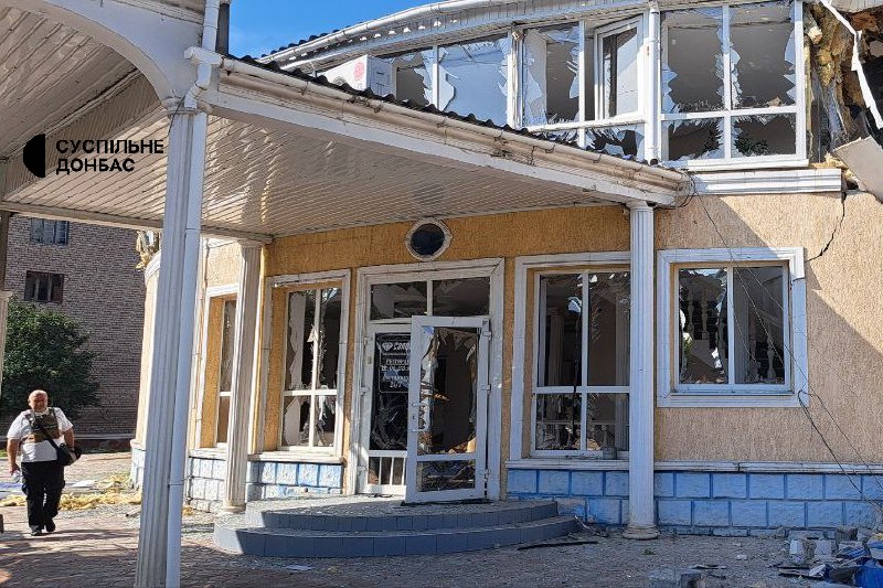 Rus ordusu, Kramatorsk'taki bir otele İskender füzesiyle füze saldırısı düzenledi, otelde ikamet eden 2 gazeteci yaralandı, bir gazetecinin durumu bilinmiyor