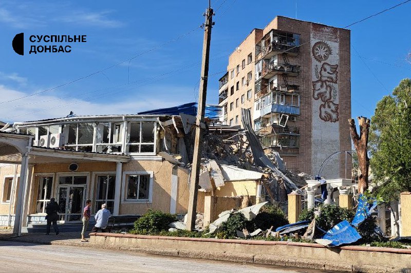 Rusijos kariuomenė surengė raketų smūgį su raketa „Iskander viešbutyje Kramatorske, 2 žurnalistai gyveno viešbutyje sužeisti, vienas dingęs.