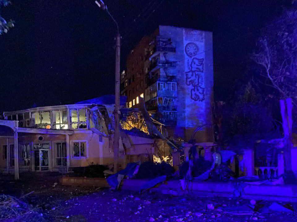 La periodista polonesa Monika Andruszewska ferida per un míssil Iskander a Kramatorsk, Donbas. El míssil va colpejar l'hotel on vivien els periodistes de @Reuters