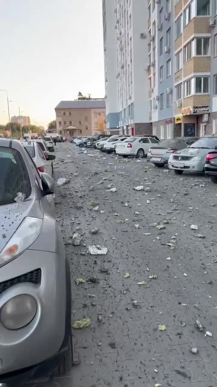 Trosky dronu poškodili dom a vozidlá v Engels