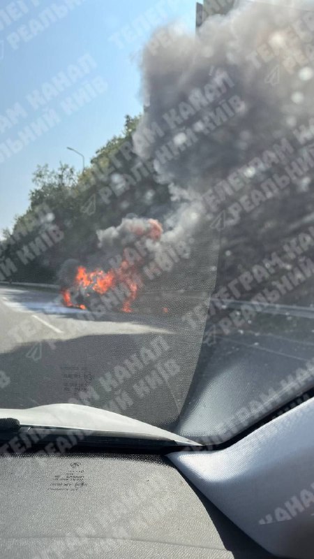 Trosky dronu se zřítily na vozidlo na dálnici poblíž Kyjeva, řidič se zranil