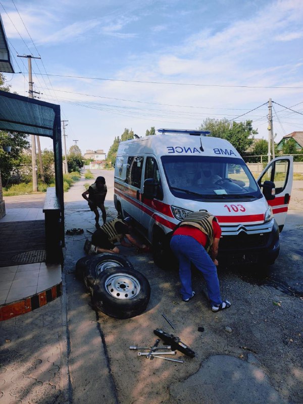 Tres personas resultaron heridas ayer en un ataque con drones rusos contra una ambulancia en Kherson