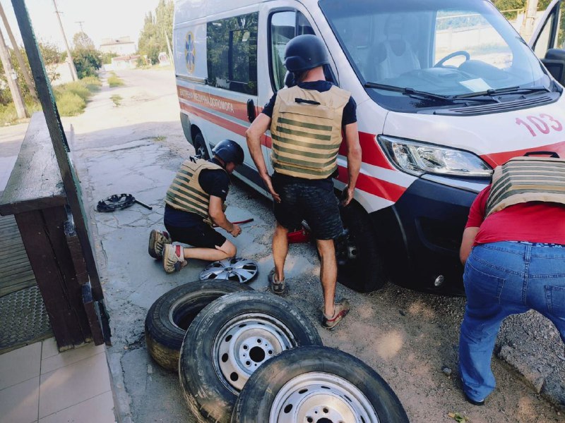 Trois personnes blessées suite à une attaque de drone russe contre une ambulance à Kherson hier