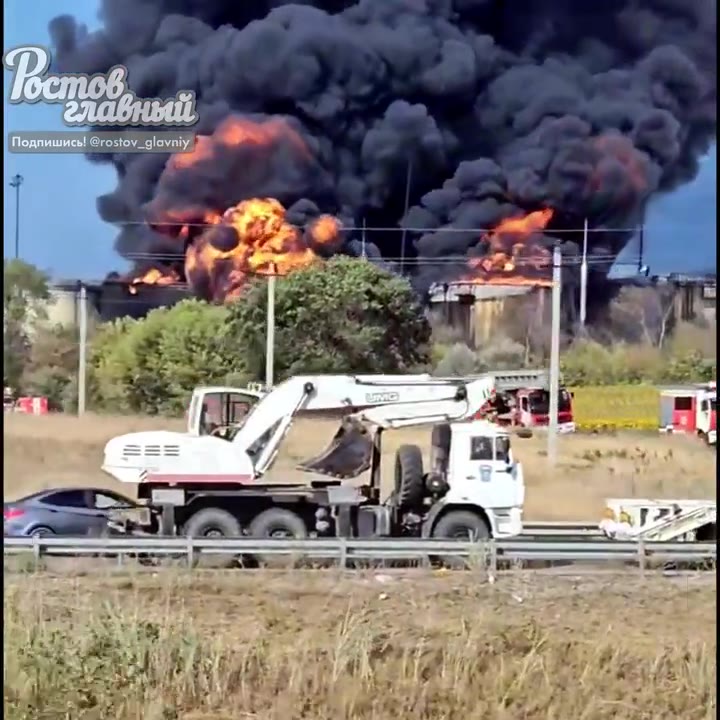 Пожарът в нефтеното депо край Каменск повтаря ситуацията в Пролетарск. Няма достатъчно пяна, огънят не може да бъде спрян. Общината е въвела режим на повишена тревога