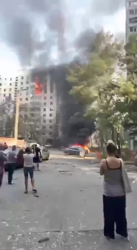 Al menos 28 heridos en los bombardeos rusos en Járkov. El jefe de la oficina del presidente de Ucrania publicó un vídeo de una vivienda en llamas