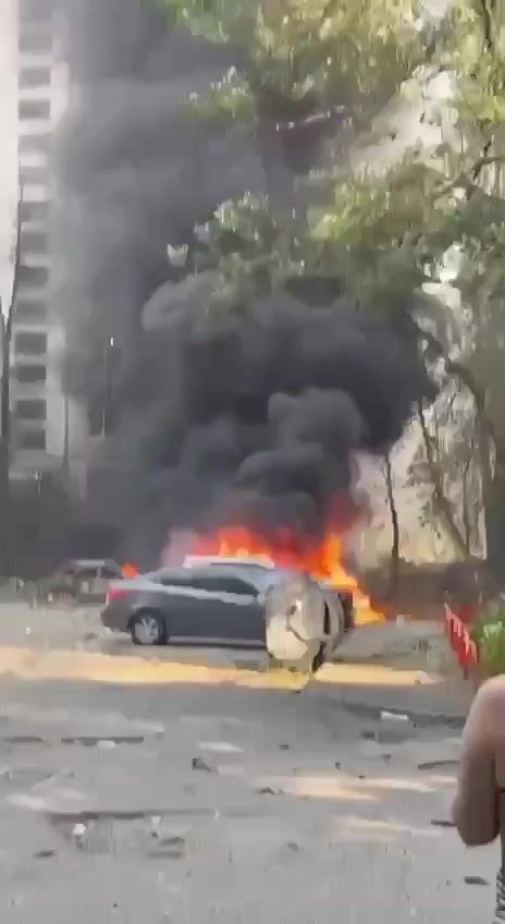 Al menos 28 heridos en los bombardeos rusos en Járkov. El jefe de la oficina del presidente de Ucrania publicó un vídeo de una vivienda en llamas