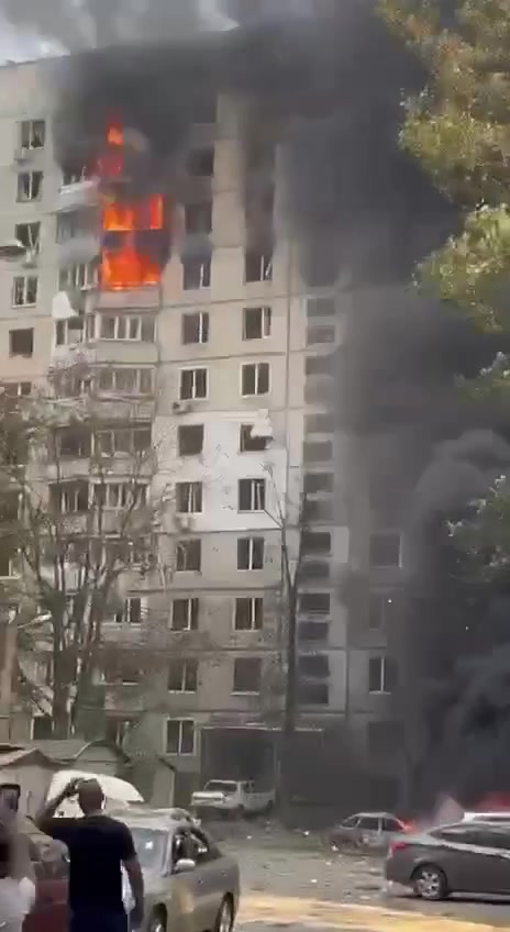 Almenys 28 ferits com a conseqüència dels atacs aeris russos a Kharkiv. Cap de l'oficina del president d'Ucraïna va publicar el vídeo de la casa residencial en flames