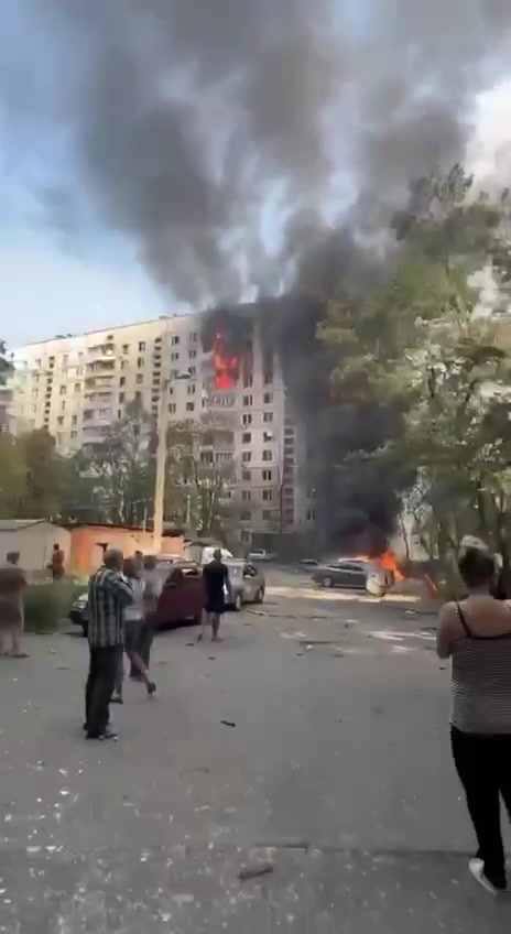 Al menos 28 heridos en los bombardeos rusos en Járkov. El jefe de la oficina del presidente de Ucrania publicó un vídeo de una vivienda en llamas