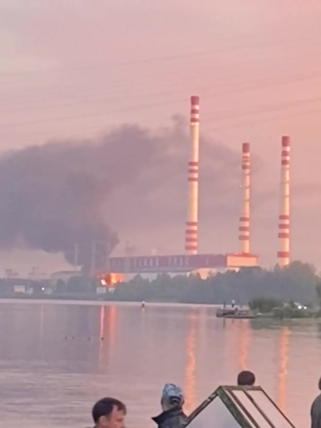 Residents of the Tver Region are publishing footage of a major fire at the Konakovskaya State District Power Plant. As Governor Igor Rudenya reported, in the Konakovo area of the Tver Region, according to updated data, 5 drones were shot down by the air defense system