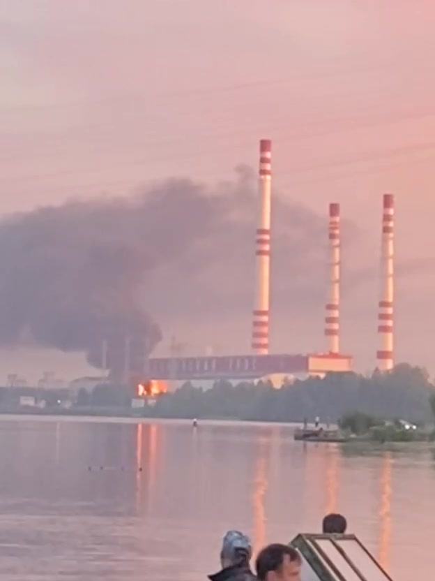 Invånare i Tver-regionen publicerar bilder från en stor brand vid Konakovskaya State District Power Plant. Som guvernör Igor Rudenya rapporterade, i Konakovo-området i Tver-regionen, enligt uppdaterade data, sköts 5 drönare ner av luftförsvarssystemet