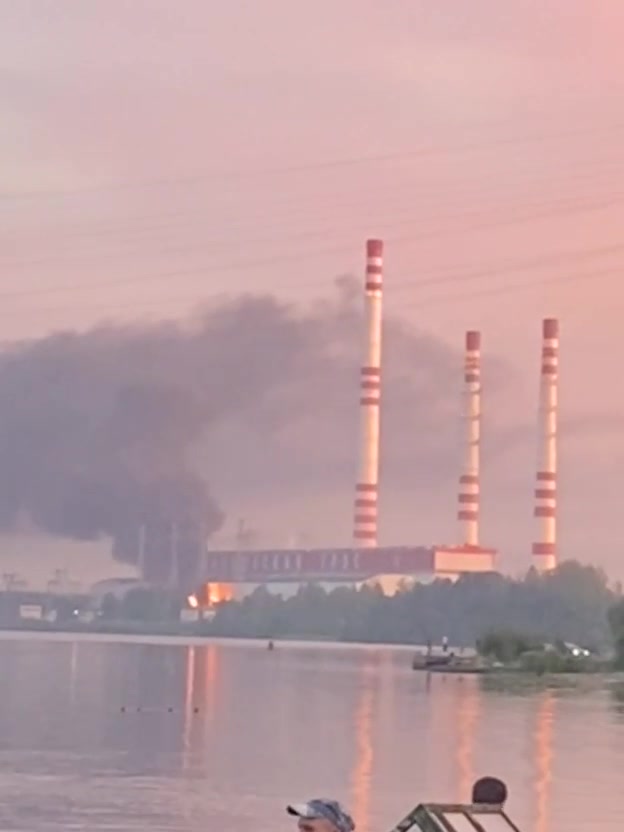 Residents of the Tver Region are publishing footage of a major fire at the Konakovskaya State District Power Plant. As Governor Igor Rudenya reported, in the Konakovo area of the Tver Region, according to updated data, 5 drones were shot down by the air defense system