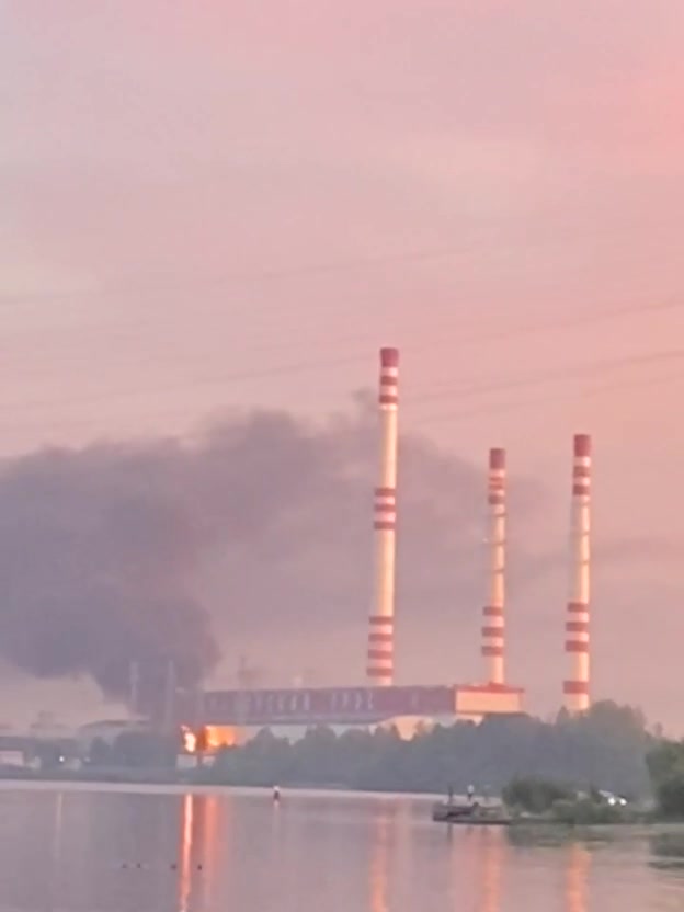 Les habitants de la région de Tver publient des images d'un incendie majeur à la centrale électrique du district d'État de Konakovskaya. Comme l'a rapporté le gouverneur Igor Roudenya, dans la région de Konakovo de la région de Tver, selon les données mises à jour, 5 drones ont été abattus par le système de défense aérienne