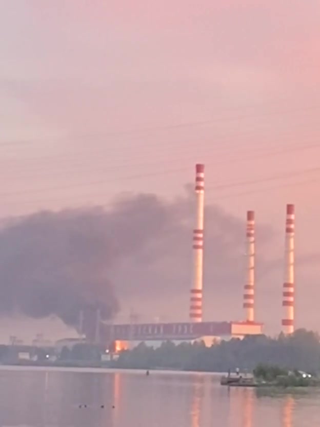 Bewohner der Region Twer veröffentlichen Aufnahmen eines Großbrandes im staatlichen Kraftwerk Konakowskaja. Wie Gouverneur Igor Rudenja mitteilte, wurden im Gebiet Konakowo der Region Twer nach aktuellen Angaben 5 Drohnen vom Luftabwehrsystem abgeschossen.