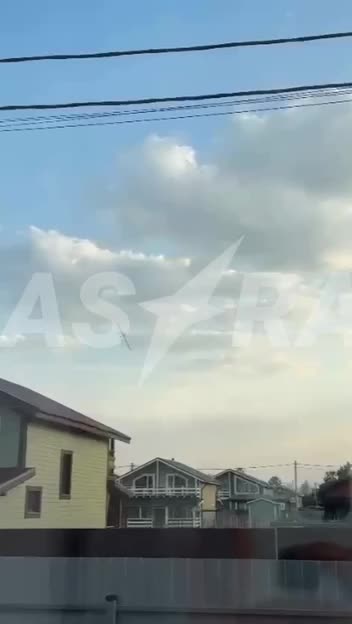 Un dron se estrelló en la aldea de Durnikha, en el distrito urbano de Ramensky, en la región de Moscú, según informan los residentes locales. También se informó de que los drones intentaron atacar el aeropuerto de Zhukovski