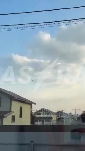 Un dron se estrelló en la aldea de Durnikha, en el distrito urbano de Ramensky, en la región de Moscú, según informan los residentes locales. También se informó de que los drones intentaron atacar el aeropuerto de Zhukovski