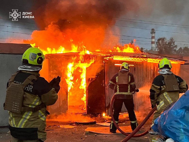 Skador och flera bränder i Kyiv till följd av rysk missilattack i morse