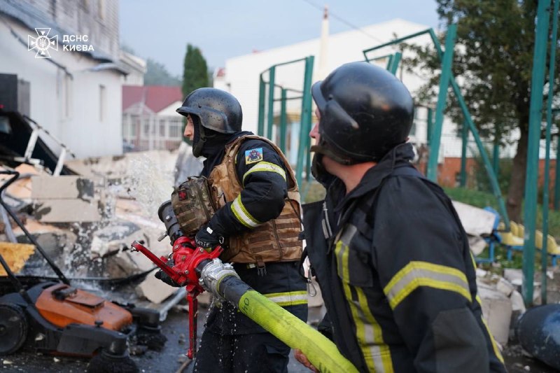 Skador och flera bränder i Kyiv till följd av rysk missilattack i morse