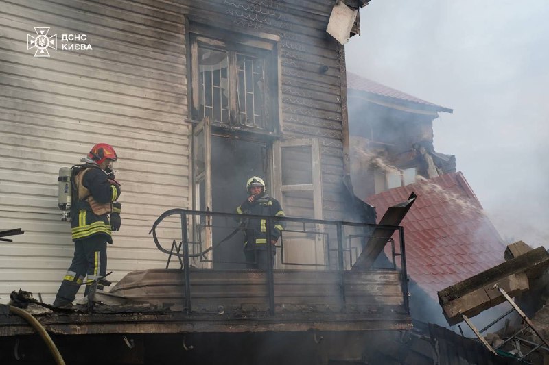 Danys i diversos incendis a Kíev com a conseqüència de l'atac amb míssils russos aquest matí