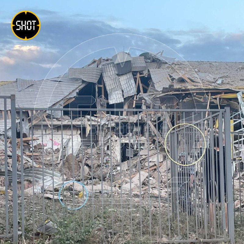 L'edificio dell'asilo è stato gravemente danneggiato a seguito di un'esplosione a Belgorod, le autorità locali attribuiscono la colpa ai bombardamenti ucraini, le immagini mostrano danni ingenti