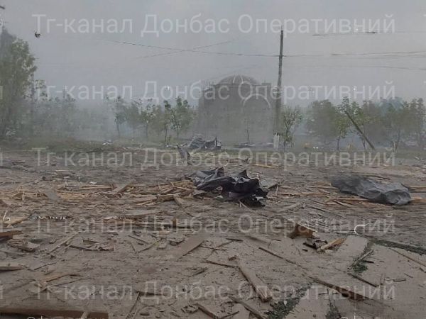 Zniszczenia i pożary w wyniku bombardowania w Myrnohrad, obwód doniecki