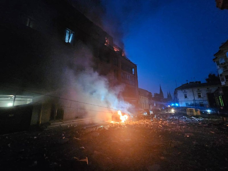 En Lviv se ha producido un incendio en un edificio de viviendas en la zona de la estación central de trenes, según el alcalde de Lviv, Sadovy. Dos escuelas no empezarán las clases hoy. Hay numerosos cristales rotos en la zona de las calles Konovaltsia, Brativ Mikhnovskyi y Melnyk