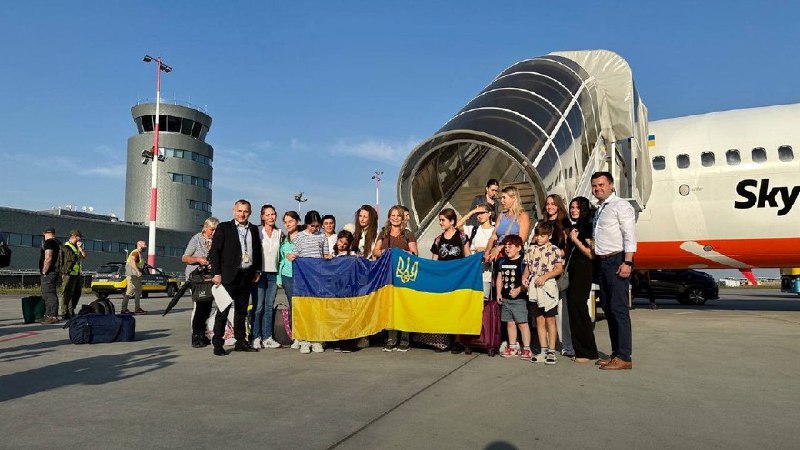 The Ministry of Foreign Affairs of Ukraine, together with the Ukrainian Military Intelligence, evacuated a group of 25 Ukrainians from Lebanon, including 14 adults and 11 children