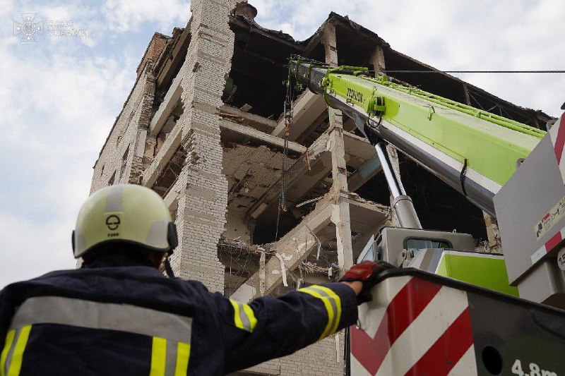 L'operazione di ricerca e soccorso è stata conclusa sul sito dell'attacco missilistico russo all'università delle comunicazioni. Il bilancio finale delle vittime è di 55 morti e 328 feriti