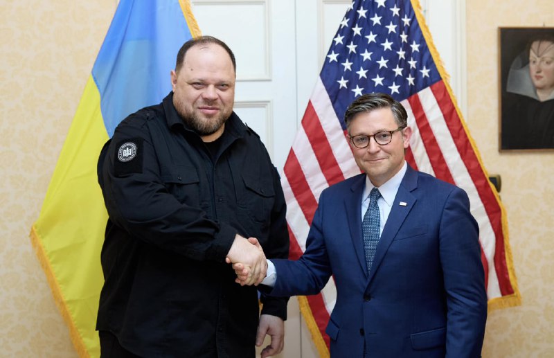 El presidente del Parlamento de Ucrania, Ruslan Stefanchuk, se reunió con el presidente de la Cámara de Representantes de los Estados Unidos, Mike Johnson, y discutieron sobre el levantamiento de las restricciones a los ataques de Ucrania en el interior del territorio ruso